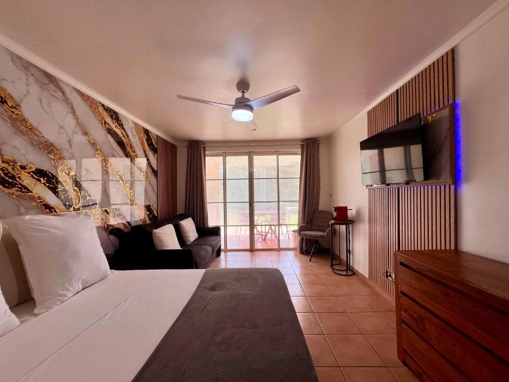 Chambre principale du studio Coeur d'Hibiscus